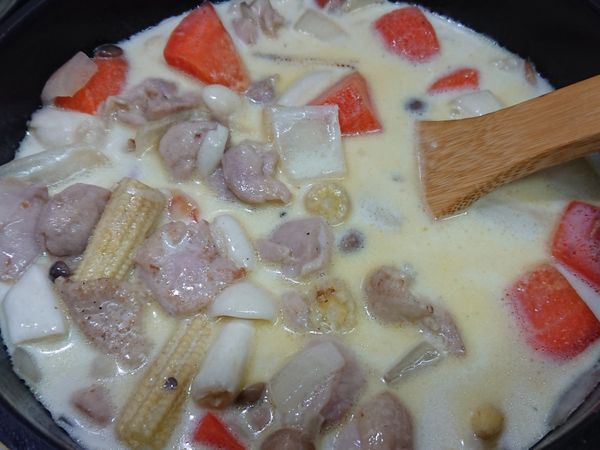 直接加入鮮奶，中火煮沸後，小火燉煮約25-30分鐘，中途多攪拌避免冒泡，煮好就可以開吃了！

*圖中黃色油脂的部分是橄欖油喔，煮沸後會和鮮奶混和