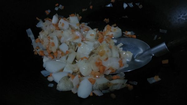 利用空檔準備蒸熟的馬鈴薯切塊、紅蘿蔔切丁、洋蔥切丁，熱鍋加入無鹽奶油，將馬鈴薯塊、紅蘿蔔丁、洋蔥丁炒熟，加些鹽適量調味備用。