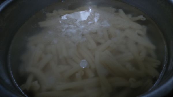 煮一鍋熱水，倒入義大利麵，加1小匙鹽及適量香油防止義大利麵黏在一起。