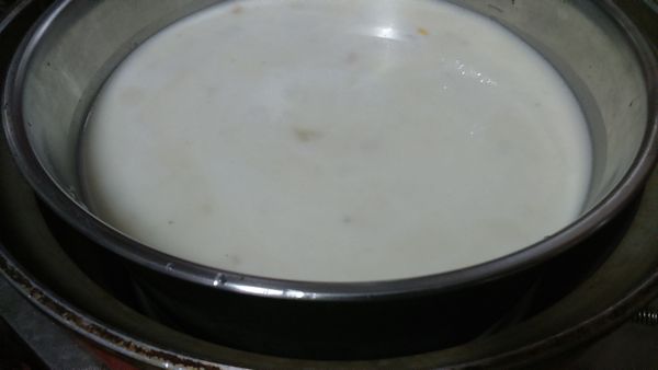 外鍋1杯水，將食材放入電鍋蒸約30分鐘。