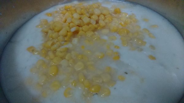 再倒入玉米粒1罐。