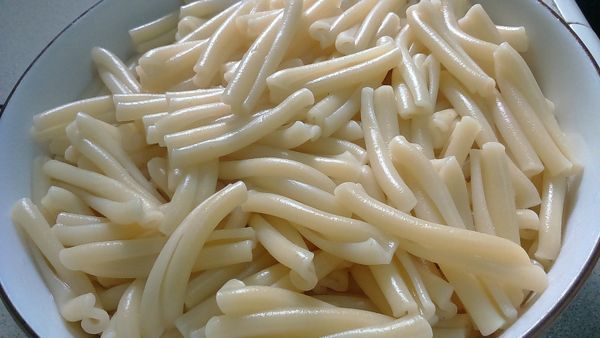 撈起義大利麵備用。