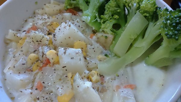 要吃時取義大利麵，加入玉米蛤蜊濃湯，配上水煮燙過的綠花椰菜，撒上義大利香利或黑胡椒，真是豐富的一餐。