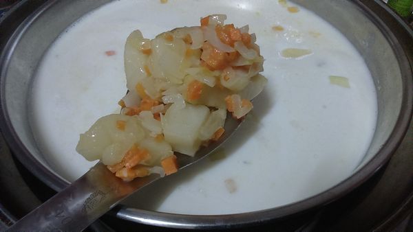 電鍋玉米蛤蜊濃湯跳起後，加入剛炒好的料，在蓋上電鍋鍋蓋悶一下。