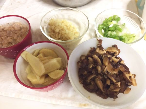 滑豆腐切1‘’方塊厚1/4‘’、熱油中火煎煎兩面黃、起鍋後用.