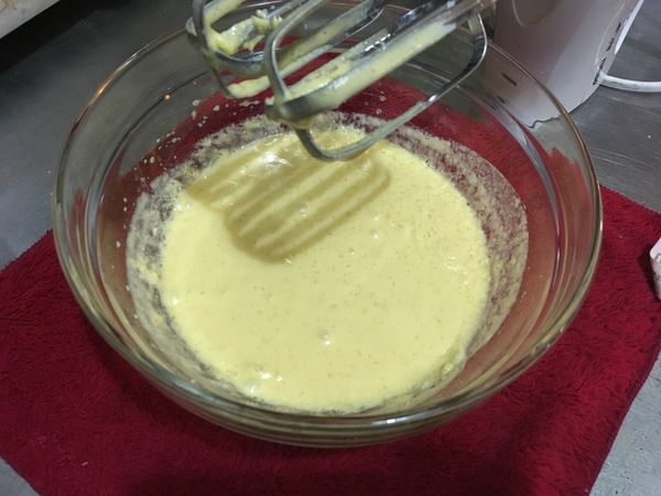 奶油打至乳霜+蛋+糖+煉乳
在分2-3次加入過篩的麵粉
最後加入香蕉拌勻