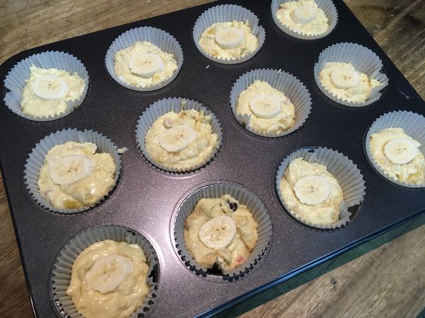 一半我用杯子的模型做，最後放上一片新鮮的香蕉片