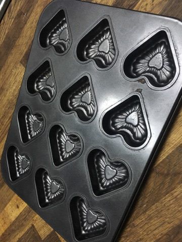 一半用愛心的模型做，沒用紙模，所以稍微噴上一點油也方便脫膜