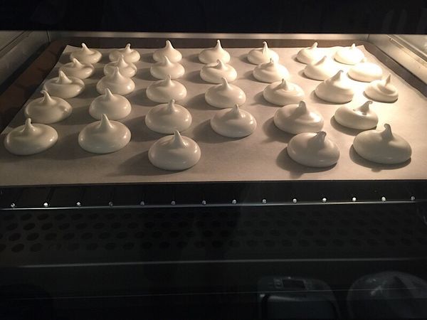 時間到 
出爐冷卻約一分鐘 原本會黏在烘培紙上 手戳會有點軟的馬林糖 很容易就能取下了。
取下馬上放入密封罐 
放個兩三天也不會回潮變黏。