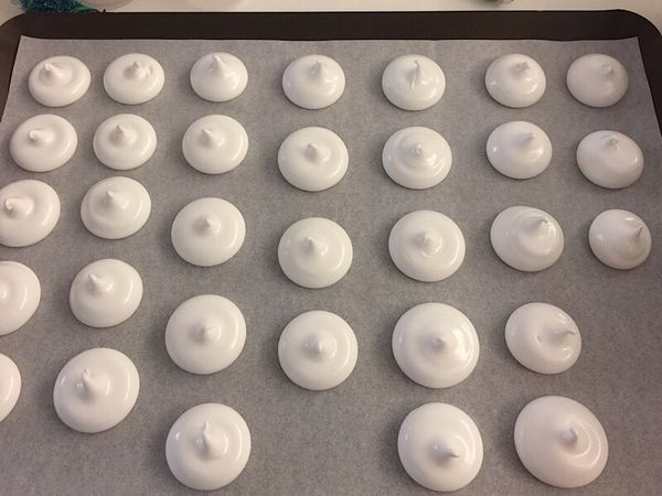 將打好的蛋白裝裝入擠花袋內 擠出想要的型狀後 送入烤箱中層。烤120分鐘（以照片成品大小來算）使用的烤箱是Dr.good 半盤大小。
很小顆的話 一個半小時即可