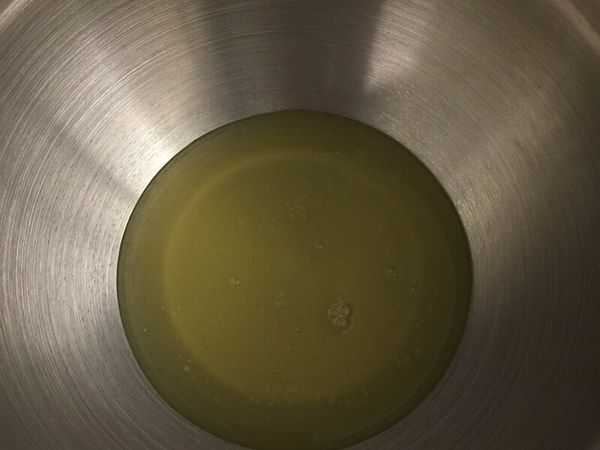 烤箱100度預熱
準備一鋼盆
鋼盆不可有任何水與油脂
蛋白與蛋黃分蛋後 蛋白倒進鋼盆裡備用