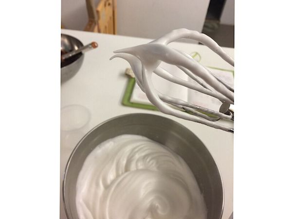 將蛋白打至粗泡 加入一些檸檬汁，砂糖分三次入盆打發至硬泡。
將攪拌器拉一些蛋白霜起來 尖角直挺即可。