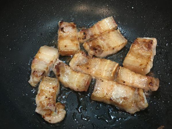 豬五花下鍋煎至金黃色（因為油脂很多不用再加油）