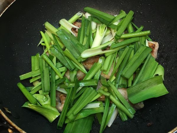 下韭菜、蒜苗、辣椒拌炒（不吃辣可以不要加辣椒）