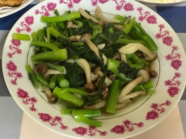 蒜頭簡單爆香（蒜頭不耐高溫，所以不用爆香太久）
芥蘭苗先下梗炒一下，再放葉（記得翻炒一下），接著放菇類可以出水（所以水分不要放多喔）
菇類下鍋後，1匙的味霖和少許鹽，悶煮一下就好囉！