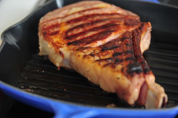 在一個煎鑊（Grill pan)，掃上一般煮食油，開中火牛排擺放在「十點鐘」方向, 煎四分鐘，中間可較中小火， 再轉去 「兩點鐘」 方向（不用反），煎四分鐘，便可做出工整菱型Grill Mark