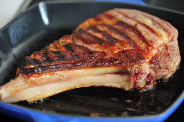 掃上橄欖油 反轉牛排 重覆向十點及兩點再煎，時間一樣