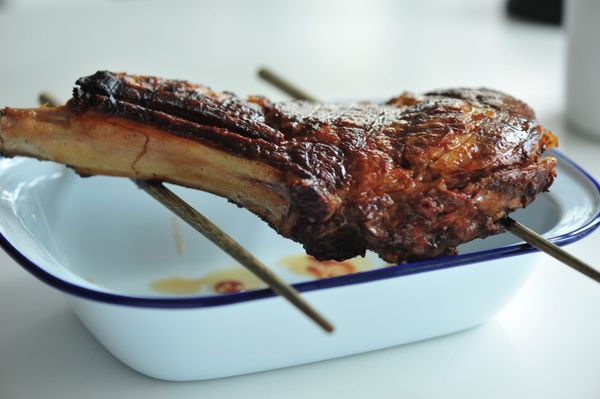 夾起牛排，放在筷子上，蓋上錫紙，略為待五分鐘