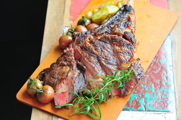 牛排可斜切然後上桌