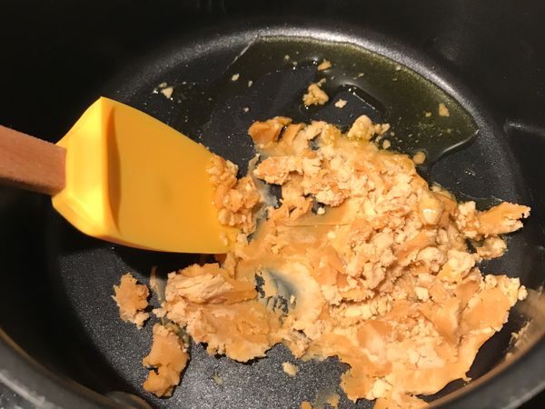 鍋裡熱油（小火熱鍋就好），放入壓碎的鹹蛋黃，邊炒邊將蛋黃再壓更細碎