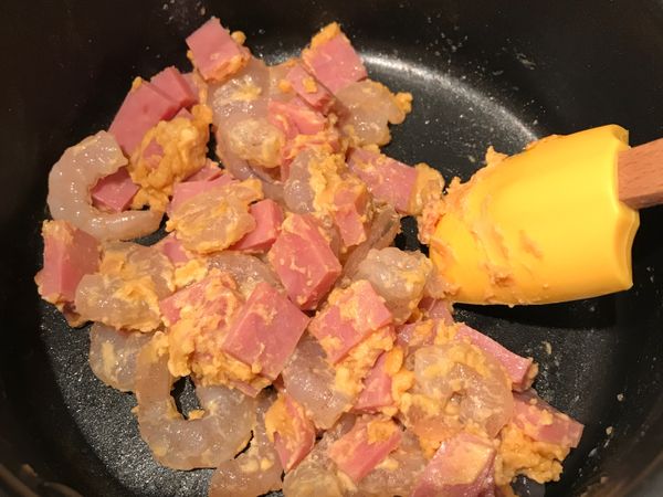 放入火腿、蝦仁一同翻炒