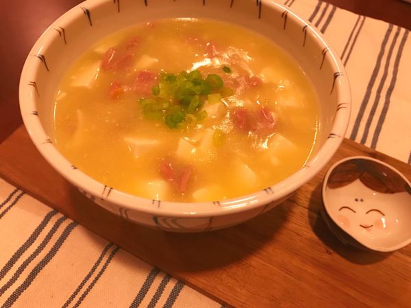 勾芡水倒入（倒前記得再快速拌一拌，因為放一下就會沈澱），灑上蔥花，放點鹽調味、滴幾滴香油提味，完成！