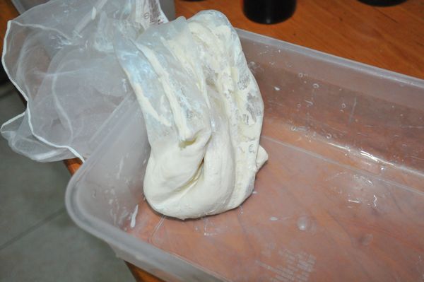 擰出豆腐中的水份。