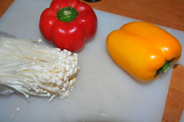 將蔬菜與菜脯切適量份量與切碎。