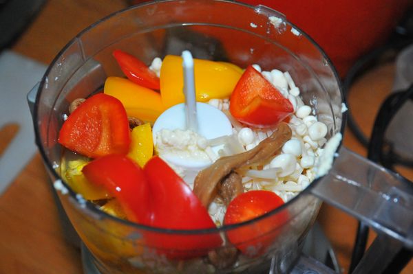 將豆腐、蛋、菜脯、蔬菜與調味料加入攪拌機中打均勻。