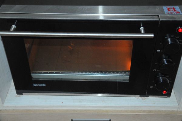 將烤箱以200度預熱15分鐘。