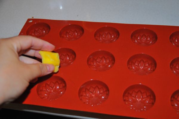 在烤模上塗抹奶油好脫模。