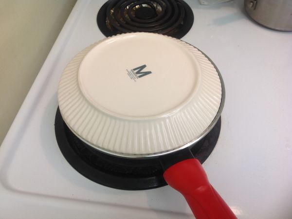 用鍋鏟從邊邊鏟開, 將盤子倒扣, 再翻回正面, 就可以輕易將煎餃放上盤子