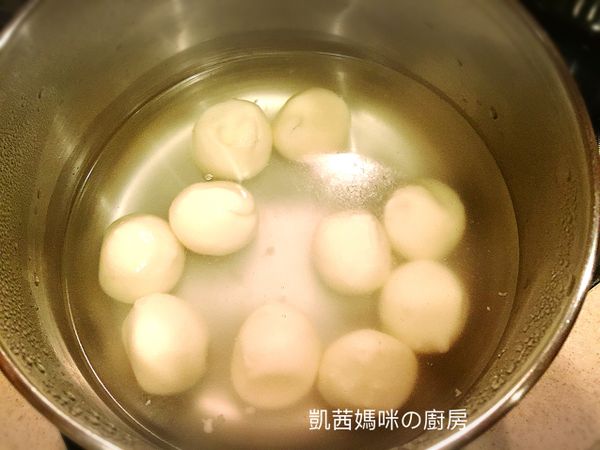 準備半鍋水，水滾後放入湯圓；再度水滾、湯圓浮起，即可撈出湯圓。