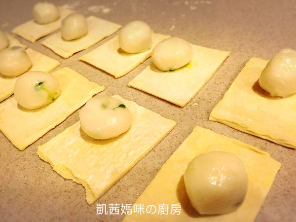 1/2張酥皮，均切成10小張；將瀝乾水份的湯圓，置於小酥皮中心。