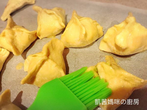 打散雞蛋在碗裡，以刷子在酥皮湯圓表面刷上蛋液。
