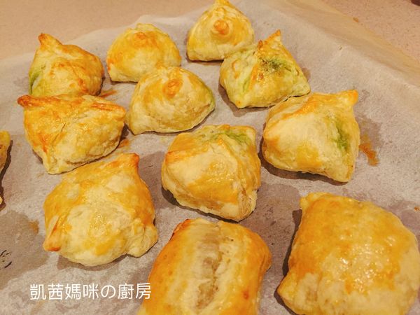 烤箱溫度設定華氏395度/攝氏200度，烘烤時間約15-20分鐘。如果酥皮表面尚未上色，可以增加些時間。