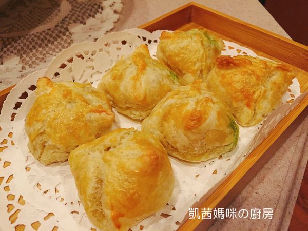 烘烤完成的酥皮湯圓，待涼享用。