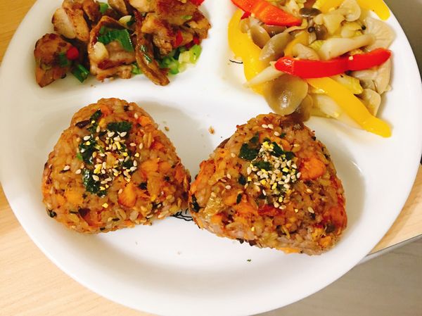 把鮭魚肉取出，煎熟後弄散，去刺，
煎香。