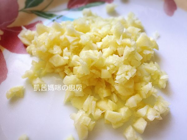 將蒜頭切成蒜末。