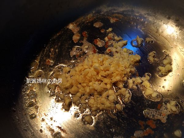 熱鍋、倒入一湯匙蔬菜油、爆香蒜末。