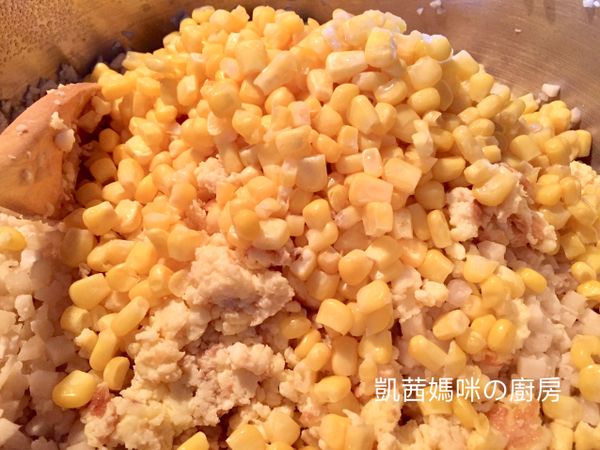 炒好的蛋加入鍋。最後加入玉米粒，拌炒一下後，蓋上鍋蓋燜煮十分鐘。打開鍋蓋，以適量海鹽、胡椒粉調味。