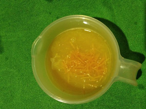 先用盐搓橙皮，刨一些橙皮和渣橙汁，两样放一起。