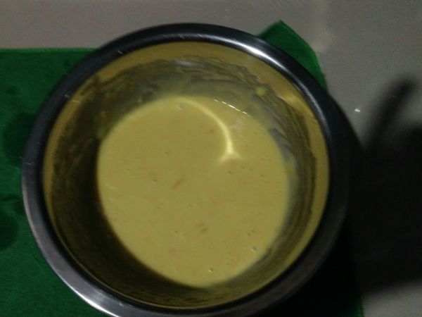 蛋黄放糖搅拌放油拌均，放橙汁拌最后放面粉拌均匀。