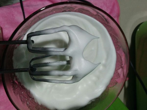 预热烤箱150度10分钟，开始打蛋白，打直大泡时糖分三次加入，打直尖尖挺立。