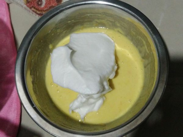 那些蛋白霜和蛋黄糊快速拌均。