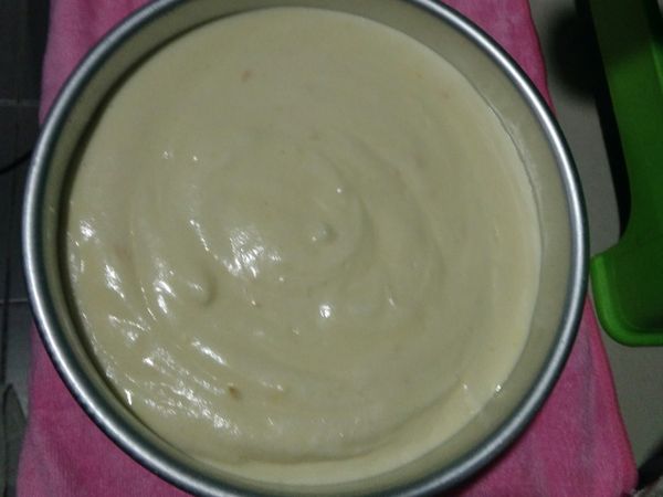 倒入8吋模轻震两下，入烤箱90度烤20分钟，转130度烤20分钟，最后转150度烤20分钟。