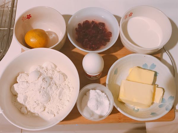 準備好材料後要預熱烤箱180度

1	無鹽奶油室溫軟化約30分鐘，手指可按下即可
2	加入全蛋、牛奶、放入橙汁拌勻
3	加入過篩糖粉、低粉、泡打粉、蔓越莓拌勻
4	放入模型
5    180度，烤45分鐘