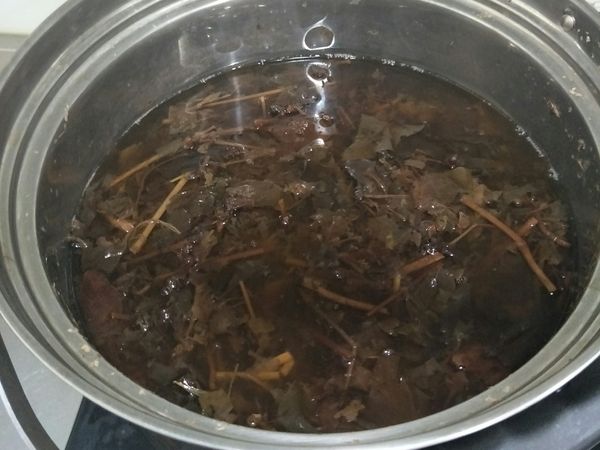 魚腥草洗淨後加水淹至滿，用小火煮1時，取湯汁。