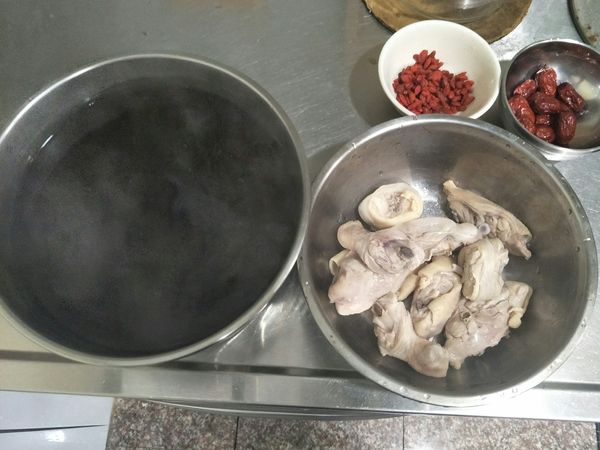 湯中加雞肉，紅棗，米酒小火再煮30分鐘，枸杞快好再放。