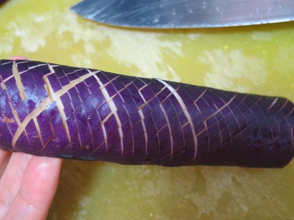 茄子對切一半，正面切十字不切斷。如圖！